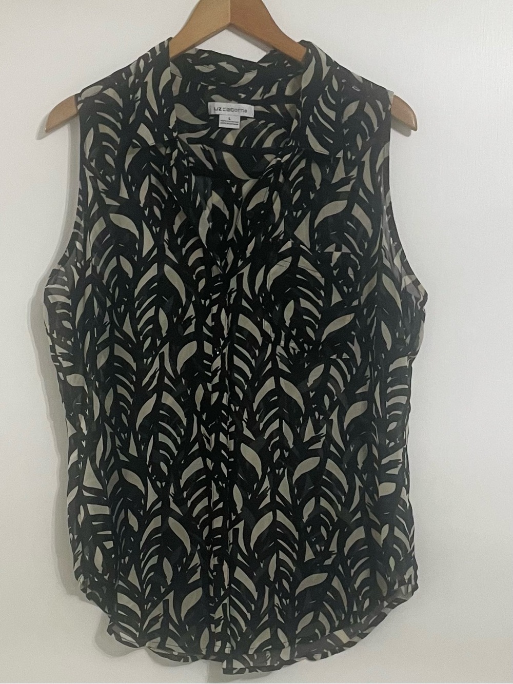 Liz Claiborne Black and Cream Sleeveless Leaf-Print Top